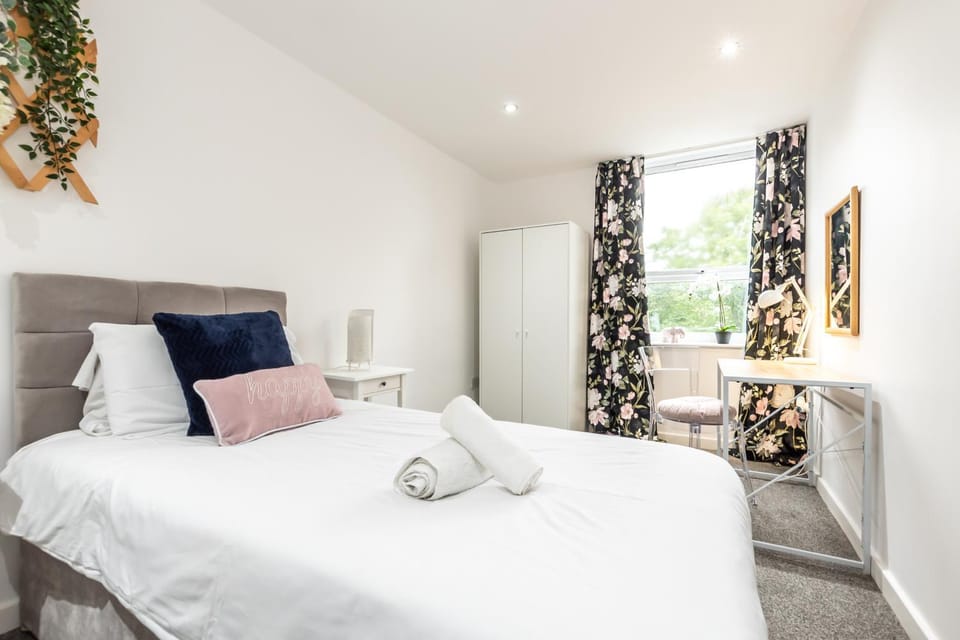 Bed, Photo of the whole room, Bedroom, towels