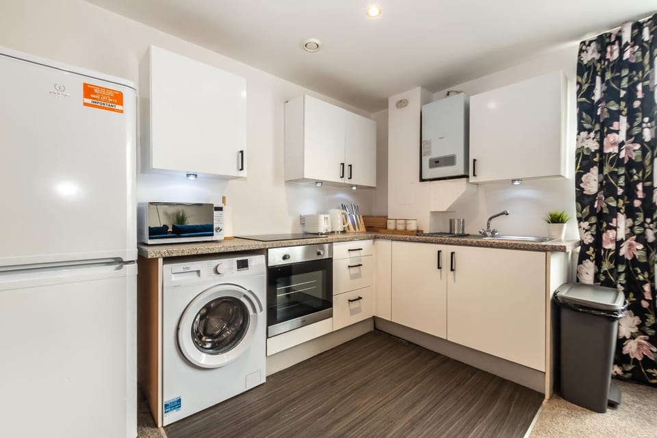 Kitchen or kitchenette, oven, pet friendly, stove, toaster, washing machine, dryer
