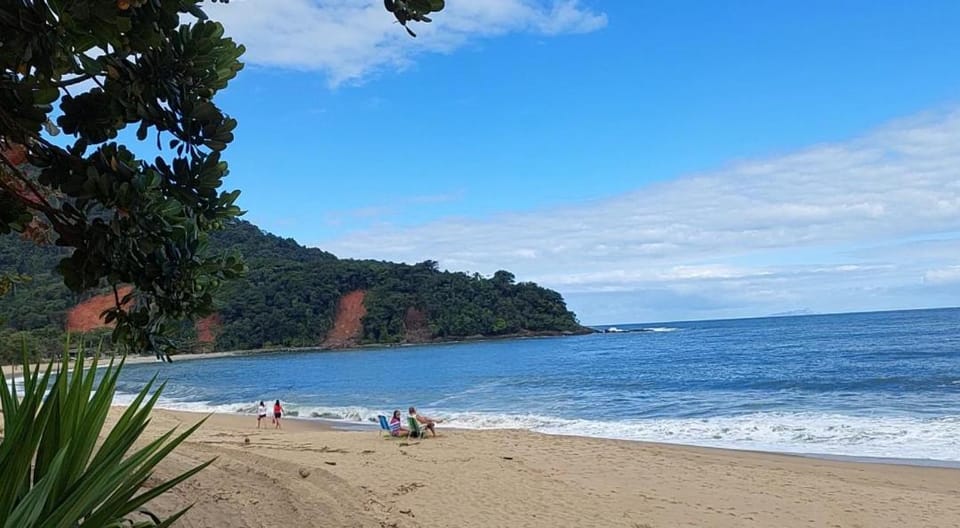Casa nova, aconchegante, estilosa! 3 minutos caminhando até a praia! House in São Sebastião
