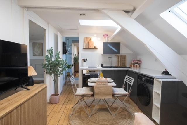 Comfort and Video Projector Close to Downtown Apartment in Tours