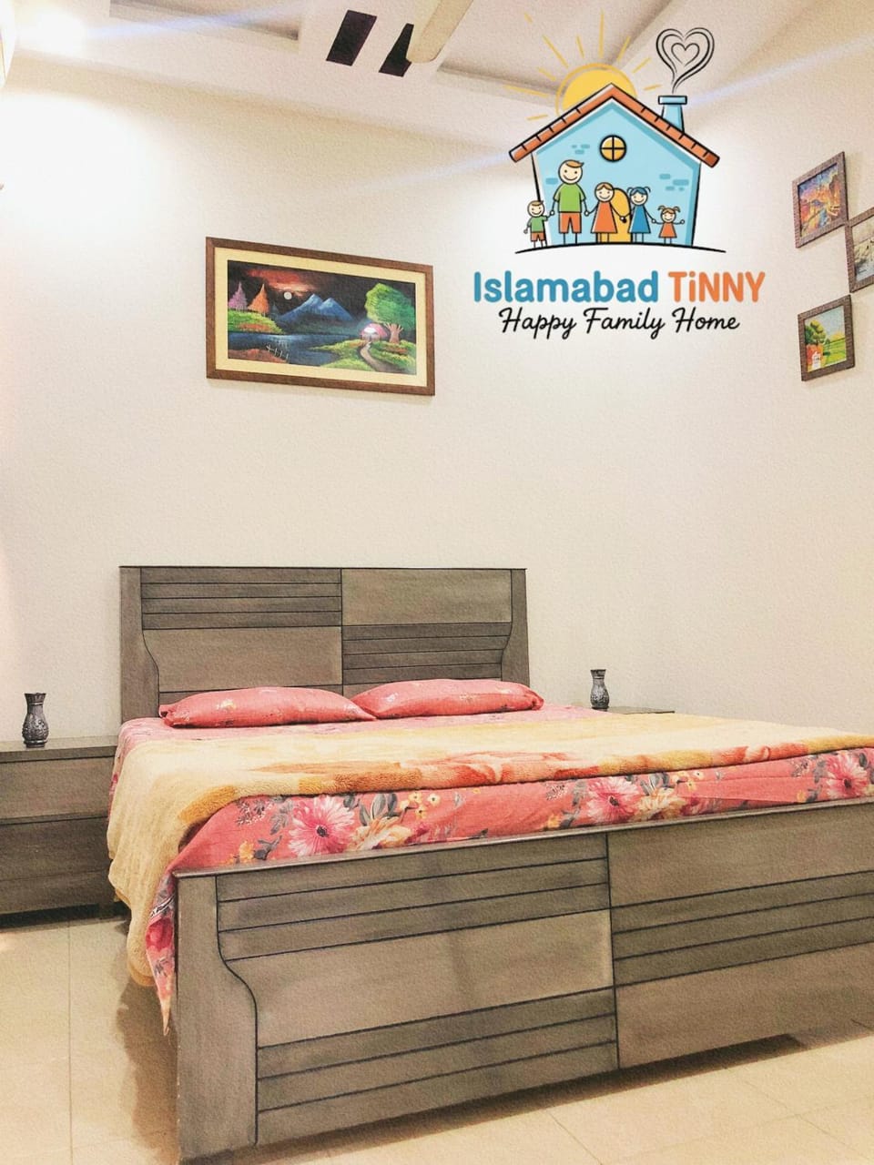 Bed, Photo of the whole room, Bedroom, Text overlay