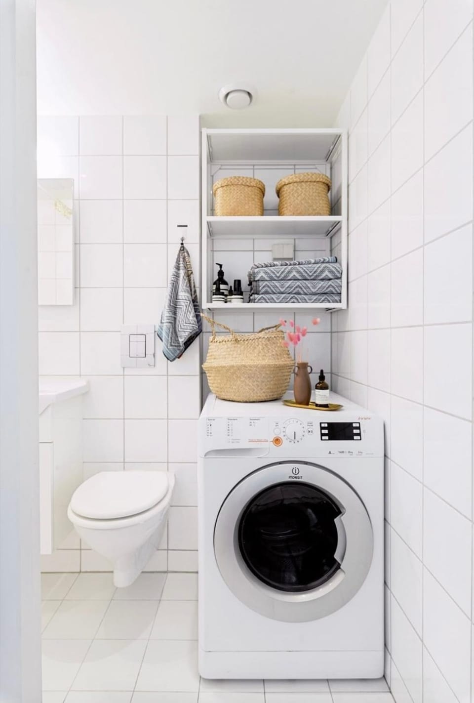 Toilet, Bathroom, towels, washing machine