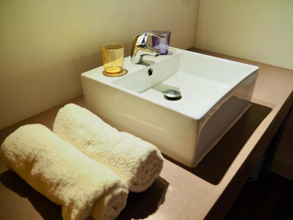 Bathroom, towels