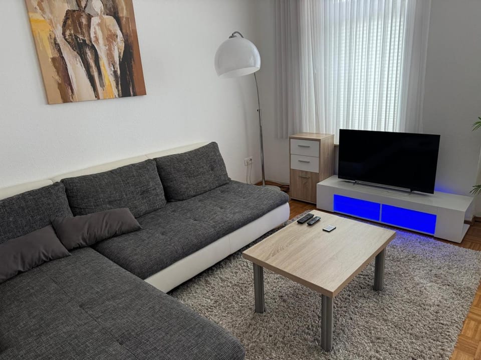 TV and multimedia, Living room, Seating area, Evening entertainment