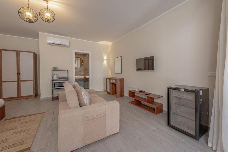TV and multimedia, Kitchen or kitchenette, Living room, Seating area, minibar