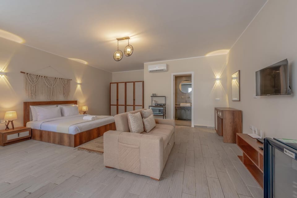 Communal lounge/ TV room, Bed, TV and multimedia, Kitchen or kitchenette, Photo of the whole room, Bedroom, air conditioner