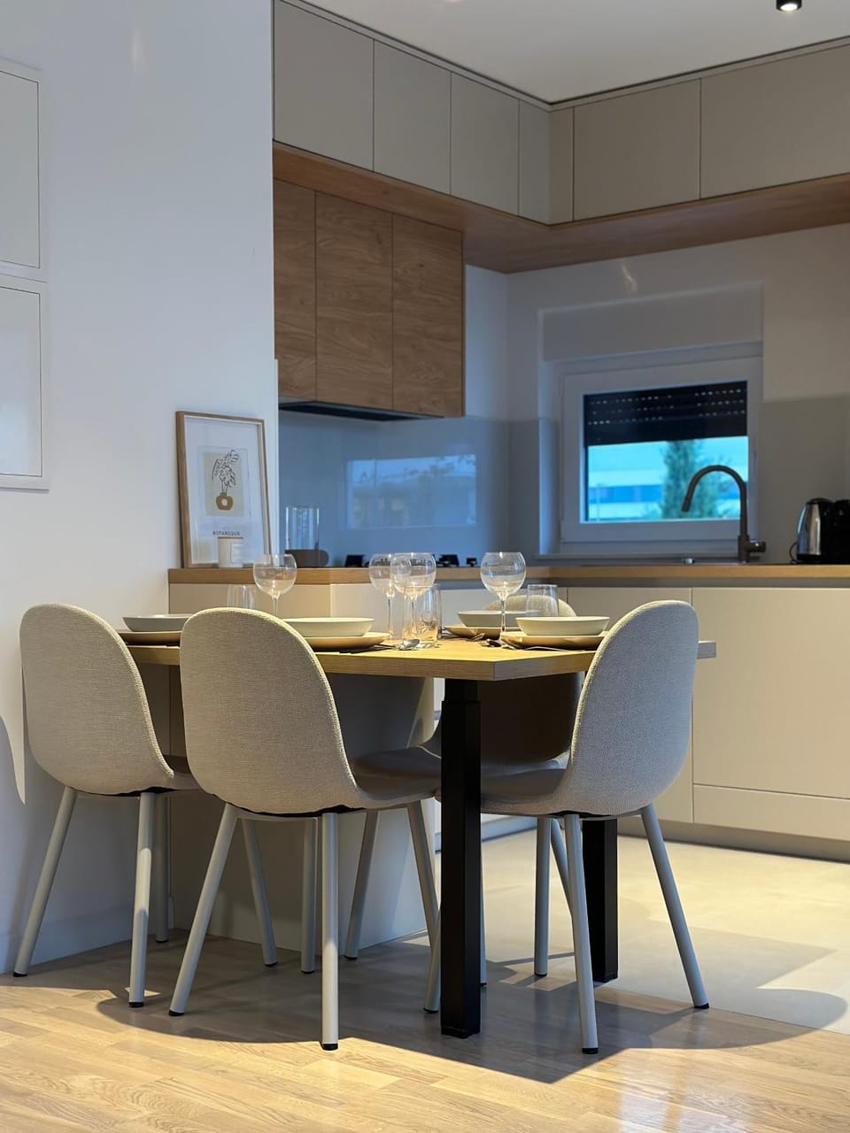 Kitchen or kitchenette, Dining area