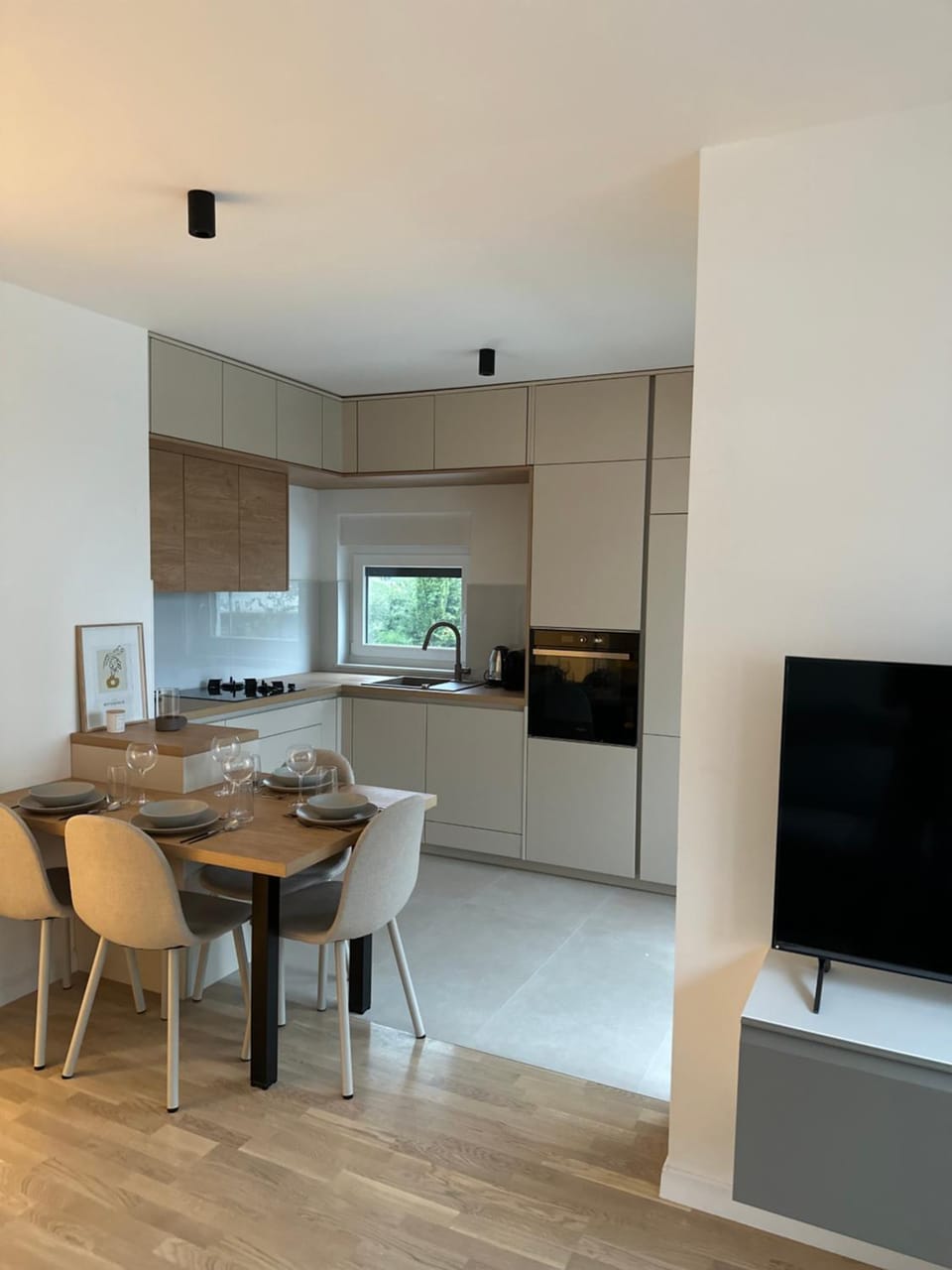 Kitchen or kitchenette, Dining area, oven, stove