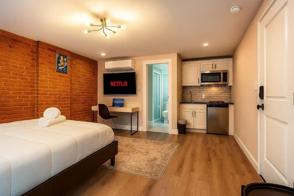 Perfect Downtown Stay Yale Walk Sallys Apizza Apartment in New Haven