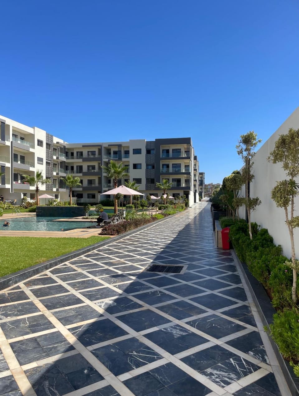 Property building, Day, Neighbourhood, Natural landscape, Street view, Location, Parking