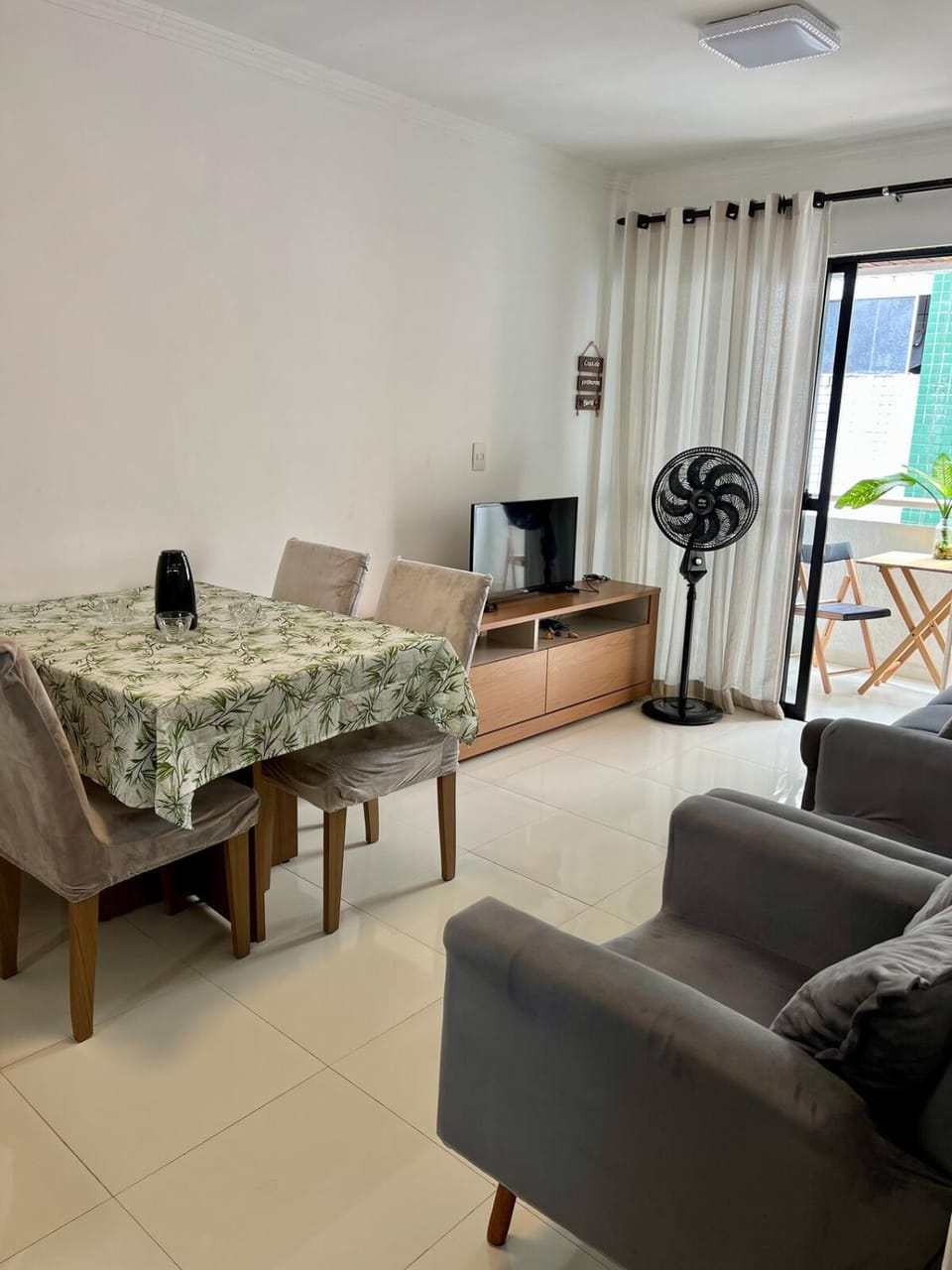 TV and multimedia, Living room, Seating area, Dining area