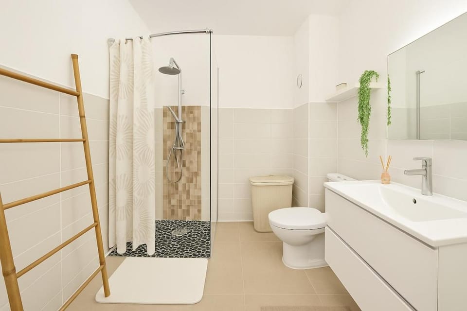 Shower, Toilet, Bathroom, towels