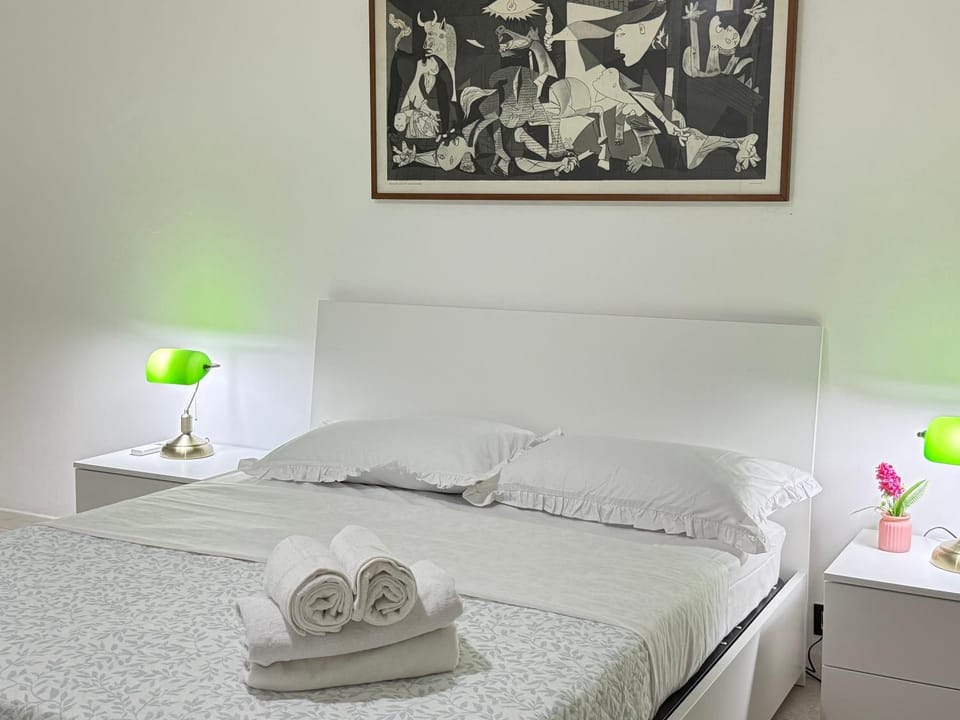 Bed, Bedroom, towels