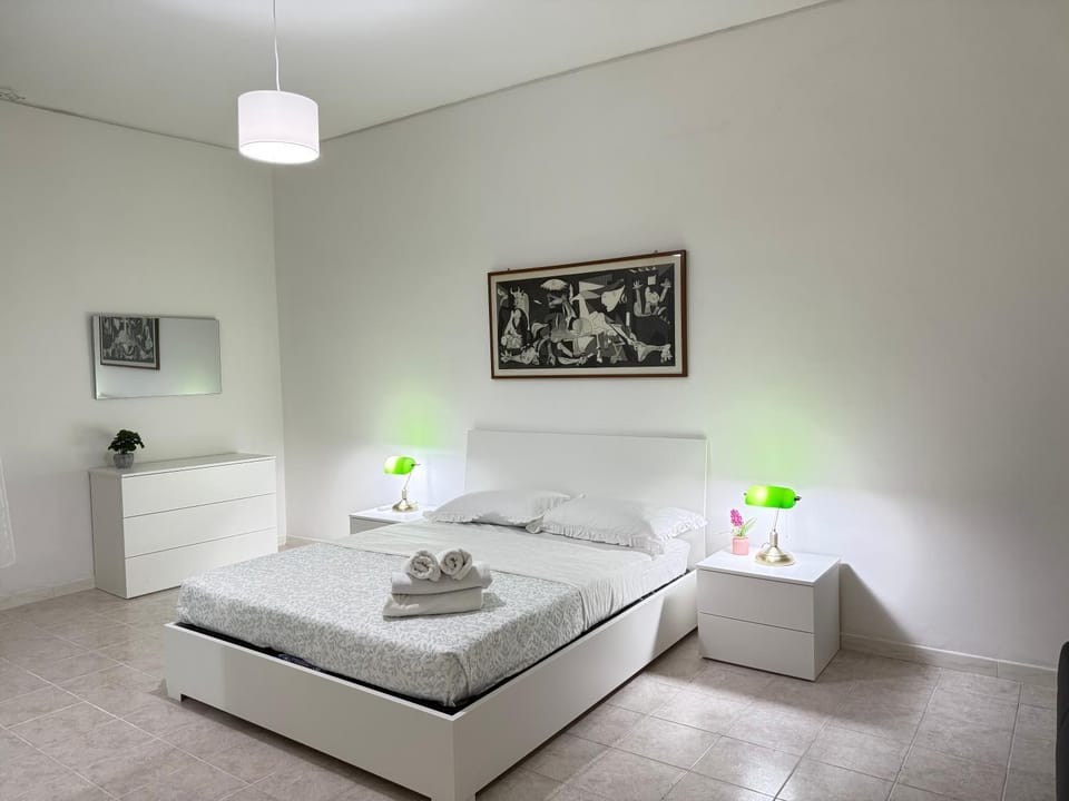 Bed, Bedroom, towels