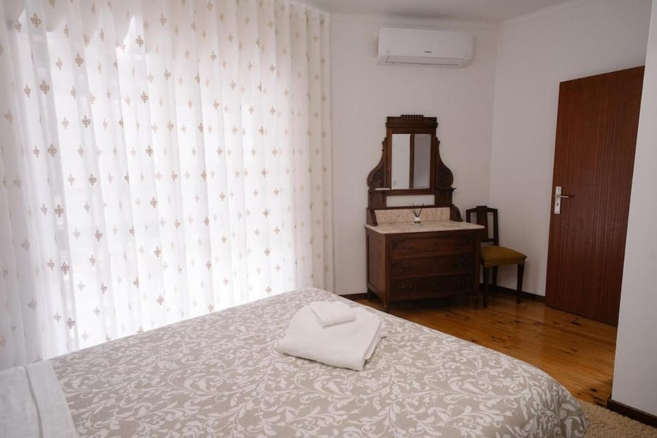 Bed, Bedroom, wardrobe, air conditioner