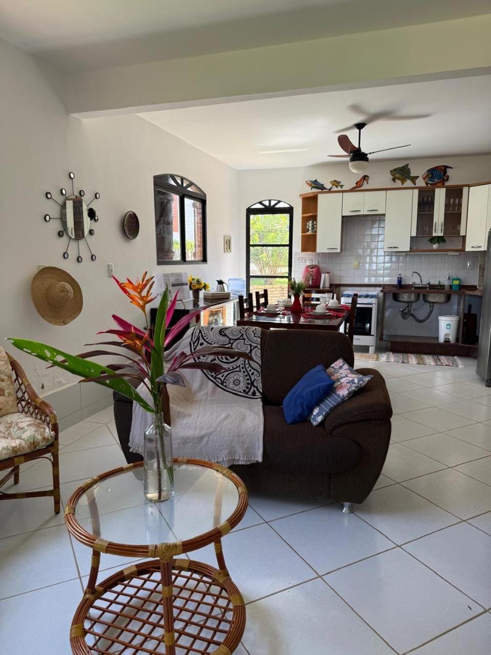 Kitchen or kitchenette, Living room, Seating area, Dining area