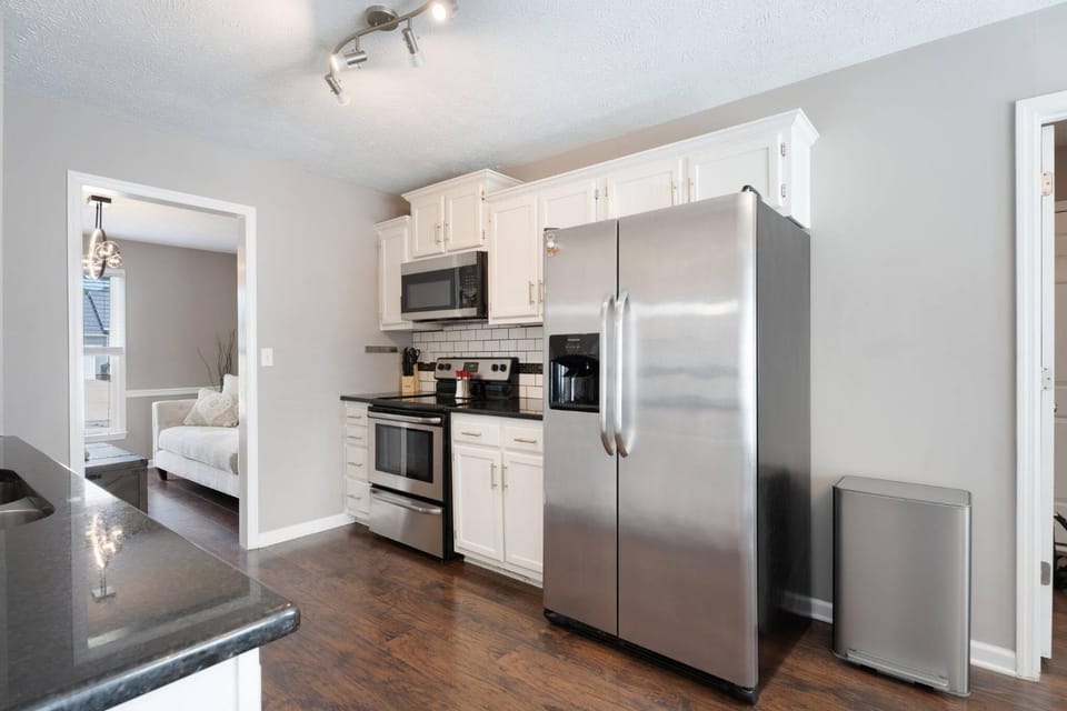Coffee/tea facilities, Kitchen or kitchenette, Food and drinks, Dining area, kitchen