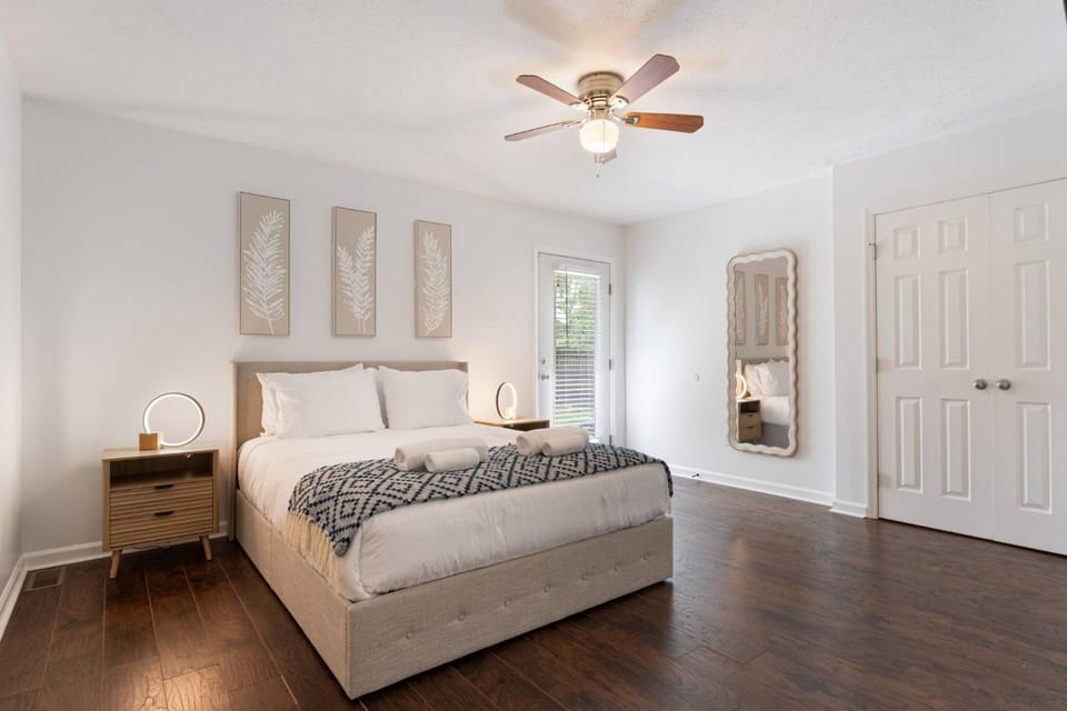 Bed, TV and multimedia, Photo of the whole room, Bedroom