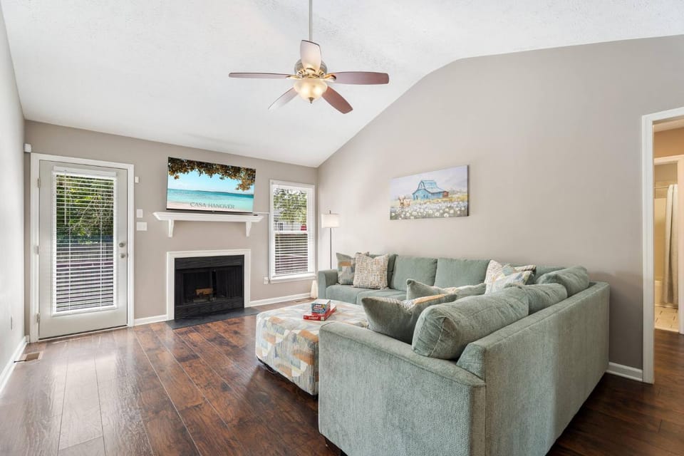 TV and multimedia, Living room, Seating area, Family, fireplace
