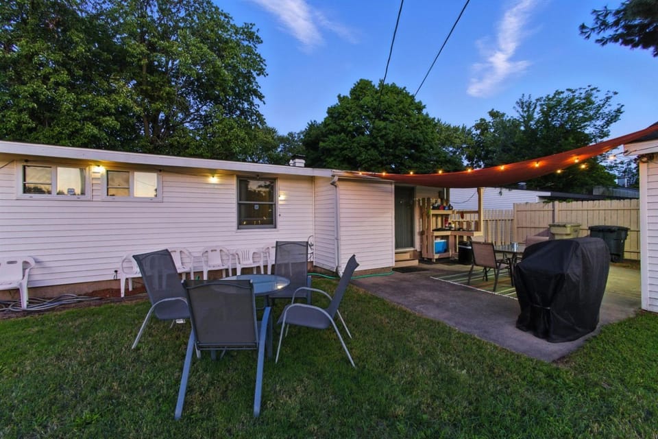 Huddle & Hangout - 3BR House Close to ND Country House in Mishawaka