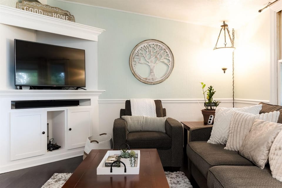 Huddle & Hangout - 3BR House Close to ND Country House in Mishawaka