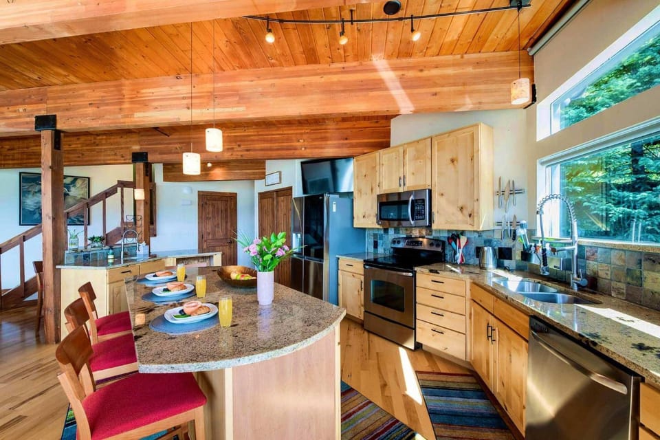 Kitchen or kitchenette, dishwasher