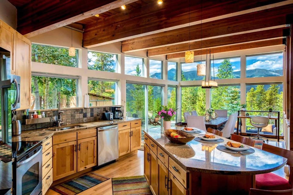 Kitchen or kitchenette, Dining area, stove