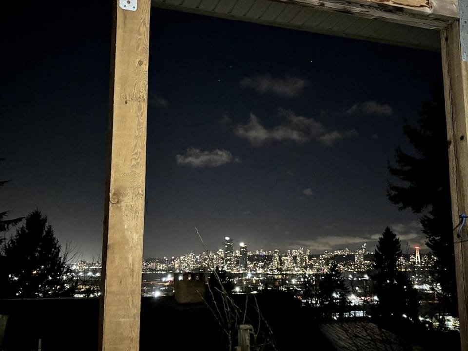 3 Bed - Best View in Town! Apartment in Surrey