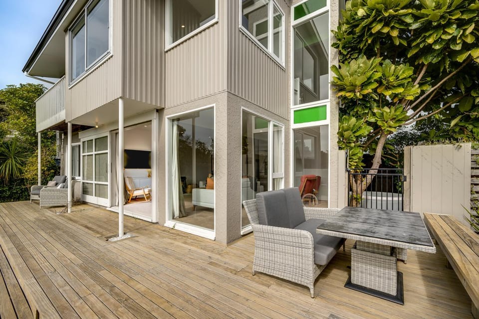 Property building, Patio, Spring, Day, Balcony/Terrace, Living room, Seating area