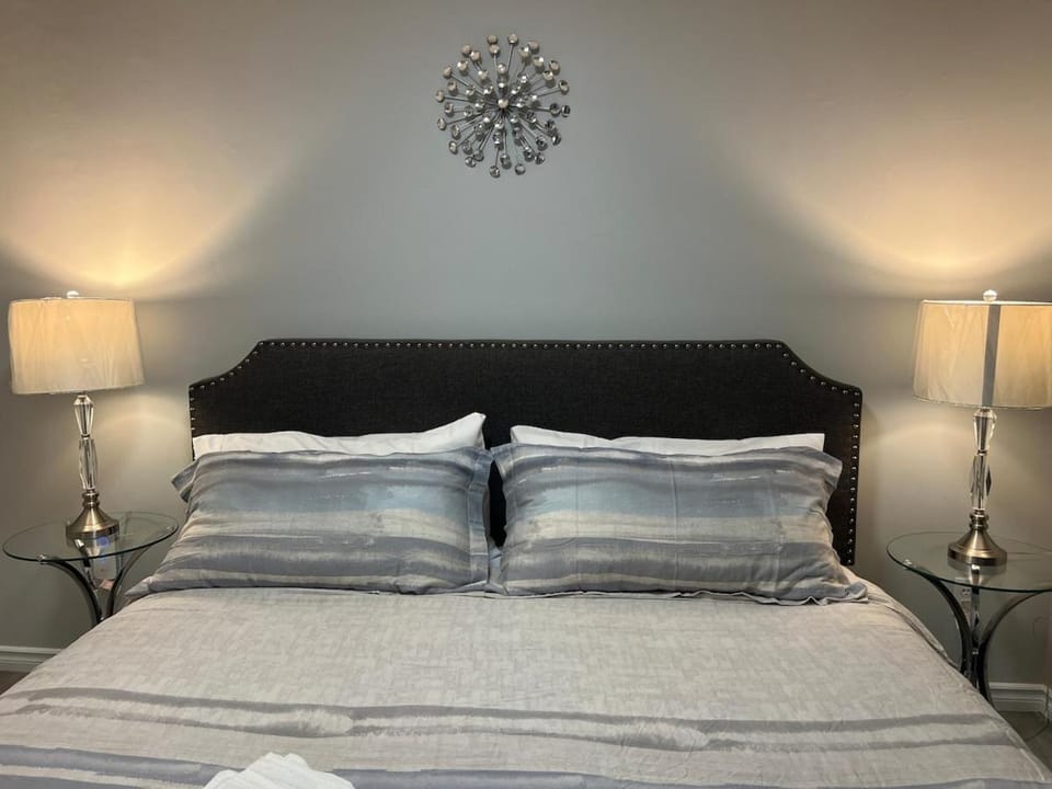 Modern 2 bedroom, 2 king beds, close to Hwy Apartment in Kitchener