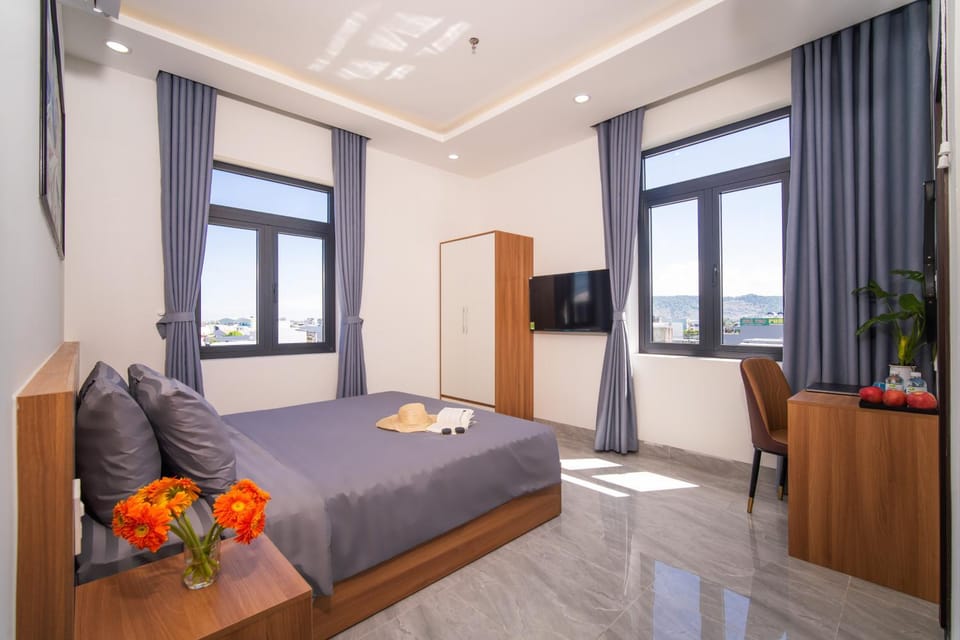 Communal lounge/ TV room, Bed, TV and multimedia, Living room, Photo of the whole room, Seating area, Evening entertainment, Bedroom, wardrobe
