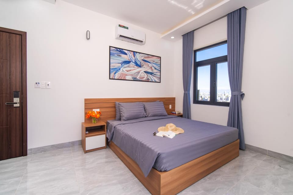Bed, Photo of the whole room, Bedroom, towels, air conditioner
