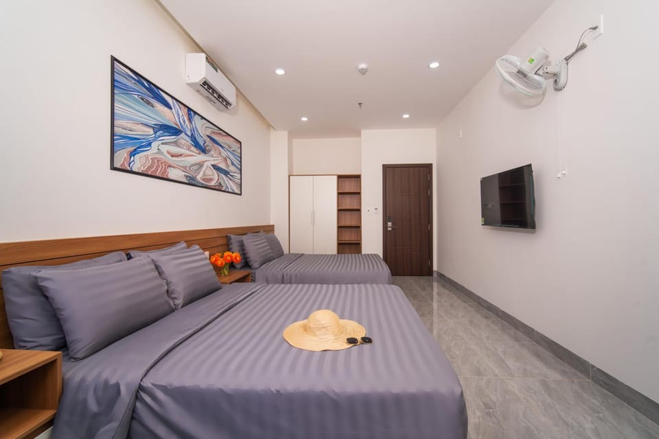 Communal lounge/ TV room, Bed, TV and multimedia, Photo of the whole room, Evening entertainment, Bedroom, fireplace, towels, air conditioner