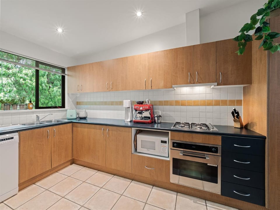 Coffee/tea facilities, Kitchen or kitchenette, dishwasher, oven, stove, toaster
