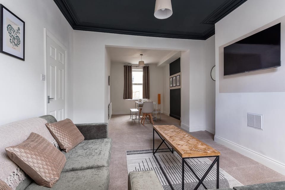 Modern 3-Bed Home Sleeps 6 Free Parking House in England