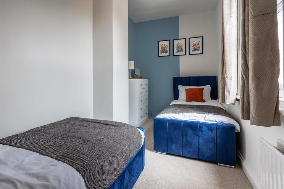 Modern 3-Bed Home Sleeps 6 Free Parking House in England