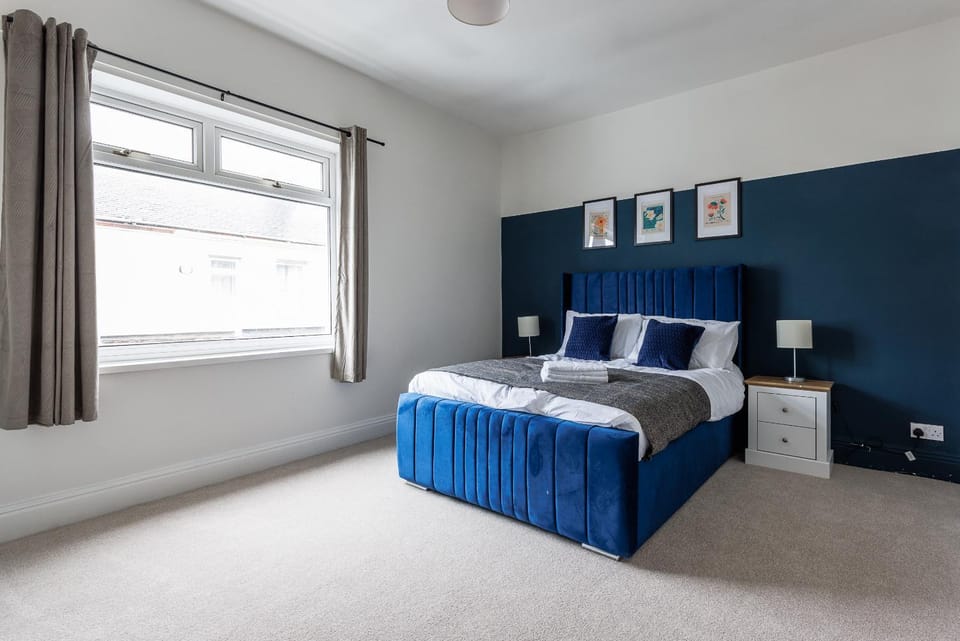 Modern 3-Bed Home Sleeps 6 Free Parking House in England