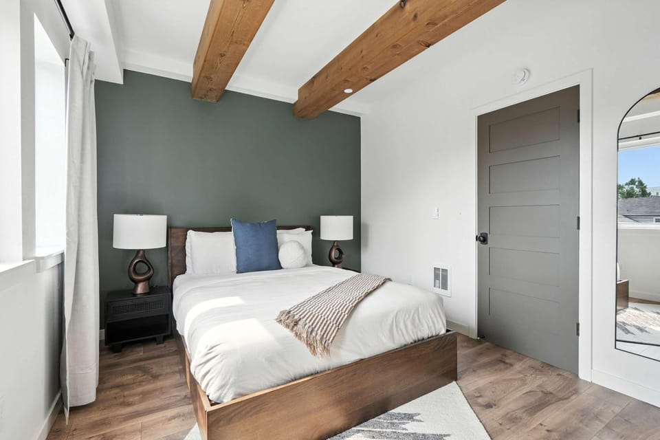 The Adelynn 5BR - Sleek - Spacious - Walkable House in Portland
