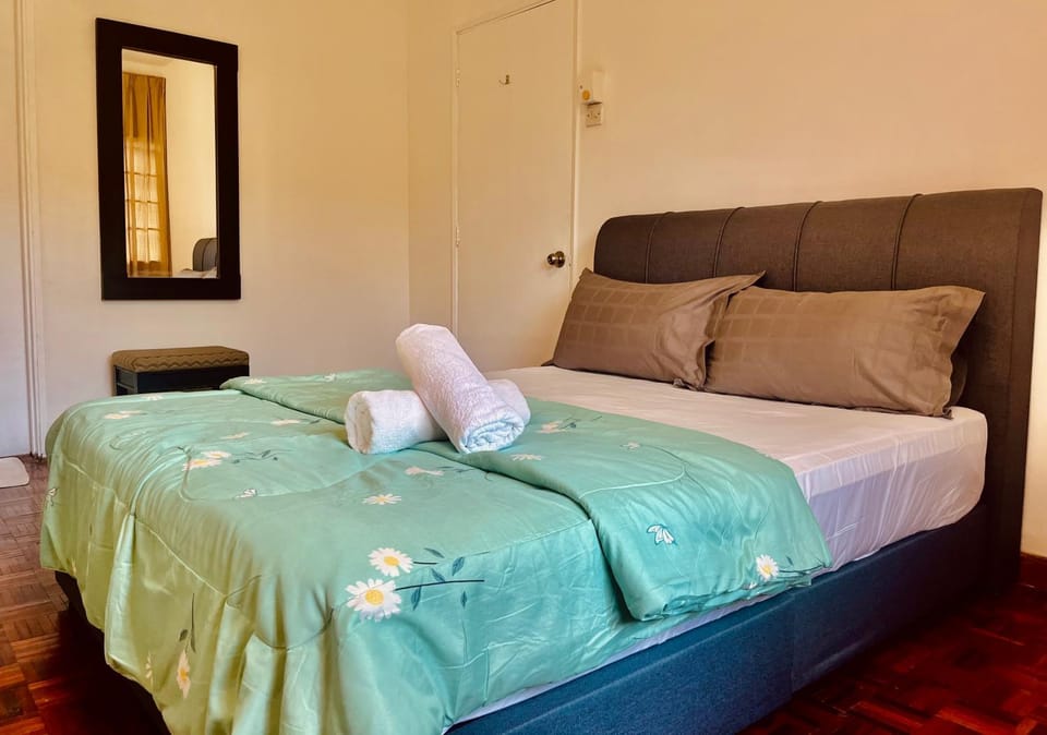 Bed, Photo of the whole room, Bedroom, towels
