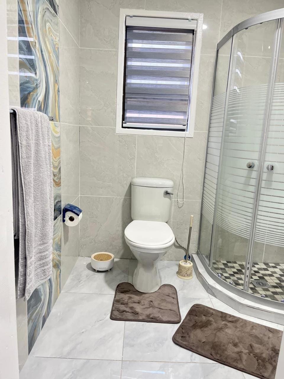 Shower, Toilet, Bathroom, Bath, bidet, towels