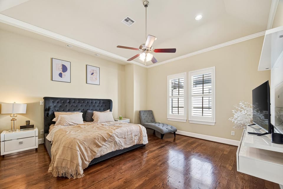 Tesla-Charger TX Medical Ctr Sleeps 7 5 beds House in Houston
