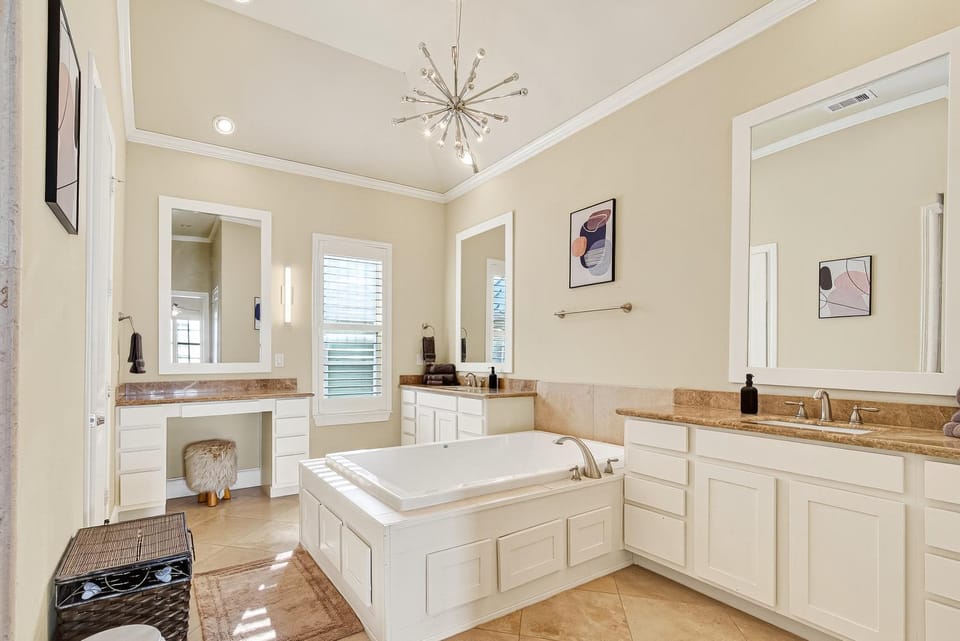 Tesla-Charger TX Medical Ctr Sleeps 7 5 beds House in Houston