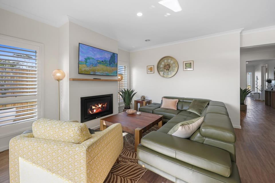 TV and multimedia, Living room, Seating area, fireplace