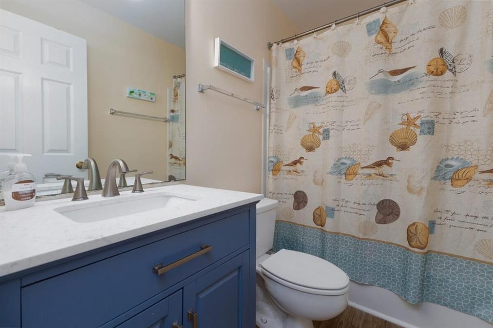 Oceanfront Comfort at Seabreeze Retreat! Apartment in North Topsail Beach
