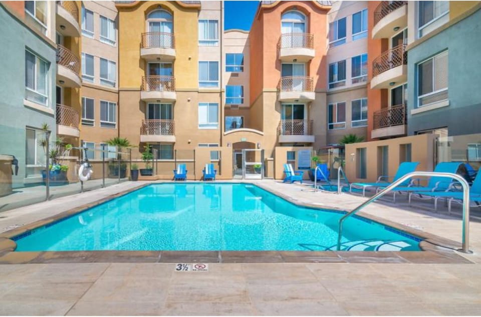 Property building, Swimming pool, sunbed