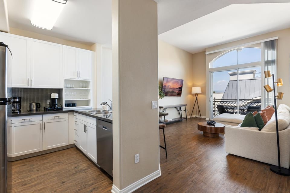 TV and multimedia, Coffee/tea facilities, Kitchen or kitchenette, Living room, Decorative detail, dishwasher, furniture, internet, microwave, pet friendly, stove, kitchen, air conditioner