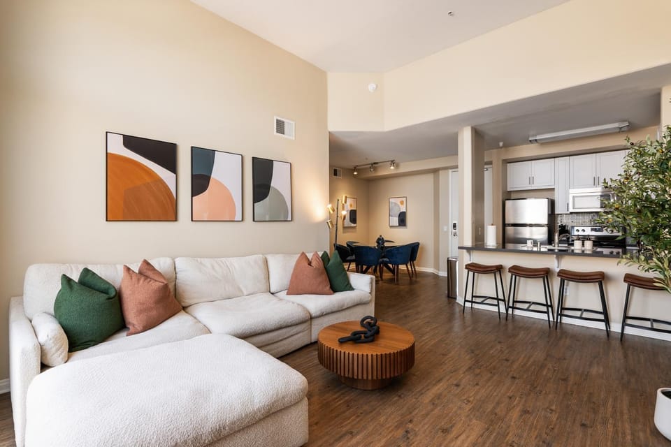Living room, Photo of the whole room, Decorative detail, Dining area, internet, pet friendly, kitchen, air conditioner