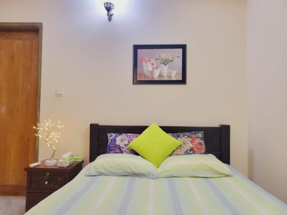 Lavish Ac Private Room Near Airport, 300 ft Bed and Breakfast in Dhaka