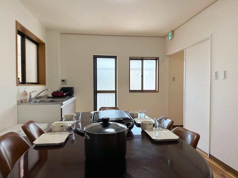 Kitchen or kitchenette, Living room, Seating area, Dining area, minibar