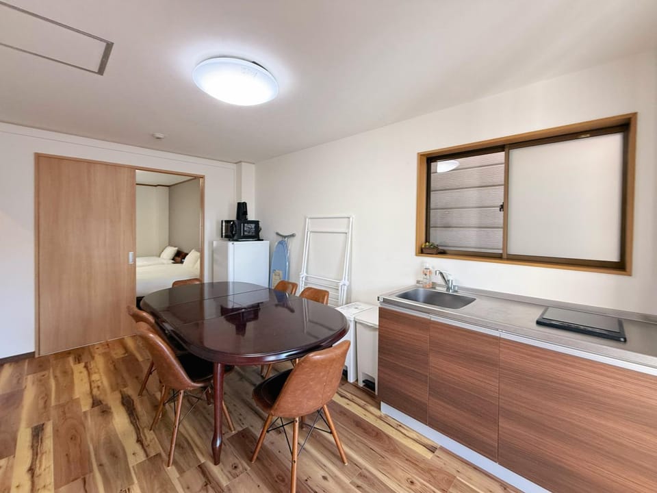 Kitchen or kitchenette, Dining area